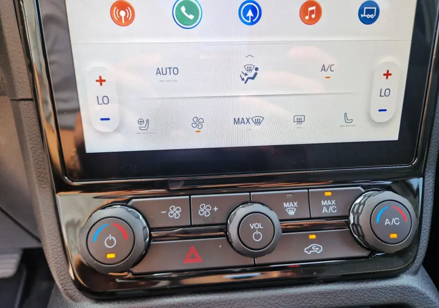 Gros plan sur la console centrale du Ford Ranger Super Cabine 2026, montrant l'écran tactile et les commandes de climatisation.