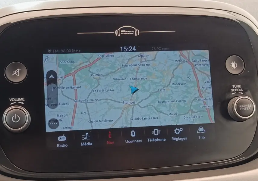 Écran tactile de navigation 7 pouces du tableau de bord de la Fiat 500X gris foncé, affichant une carte détaillée.