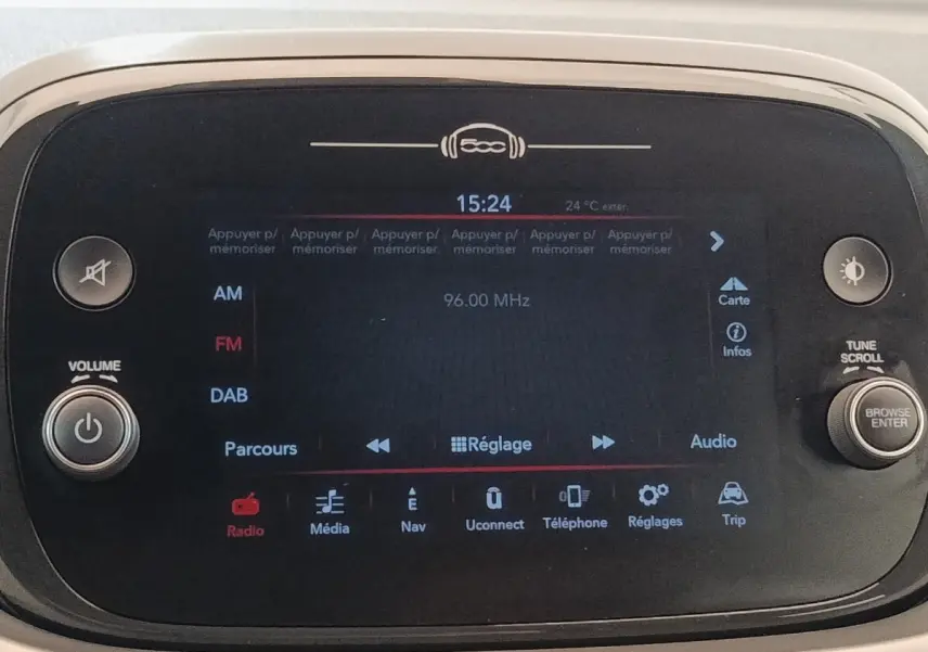 Écran tactile central du tableau de bord de la Fiat 500X gris foncé, affichant la radio FM à 96 MHz.