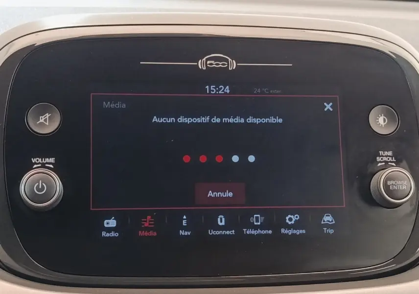 Écran tactile central de la Fiat 500X gris foncé, vue de face, affichant le menu média sans dispositif connecté.