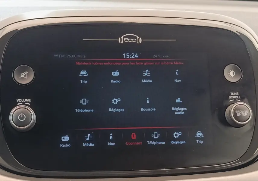 Écran tactile central du tableau de bord de la Fiat 500X gris foncé, affichant les menus multimédias.