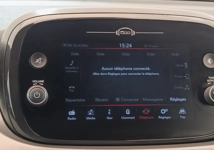 Écran tactile central de la Fiat 500X 2021 affichant le menu téléphone, entouré de commandes volume et réglages.