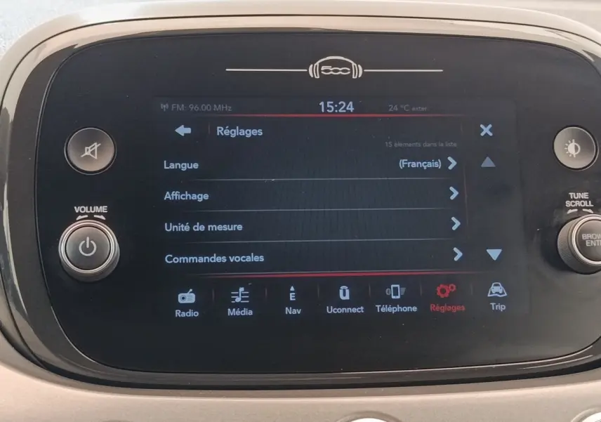 Écran tactile central de la Fiat 500X 2021 affichant le menu Réglages, entouré de boutons de contrôle.