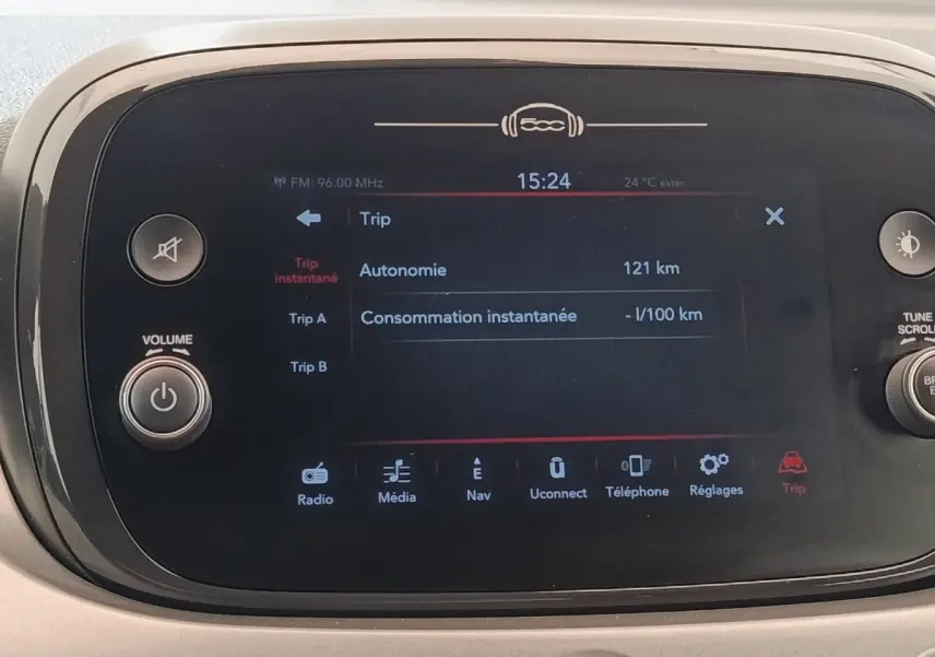 Écran tactile central de la Fiat 500X 2021 affichant l'autonomie et les options multimédia, entouré de commandes physiques.