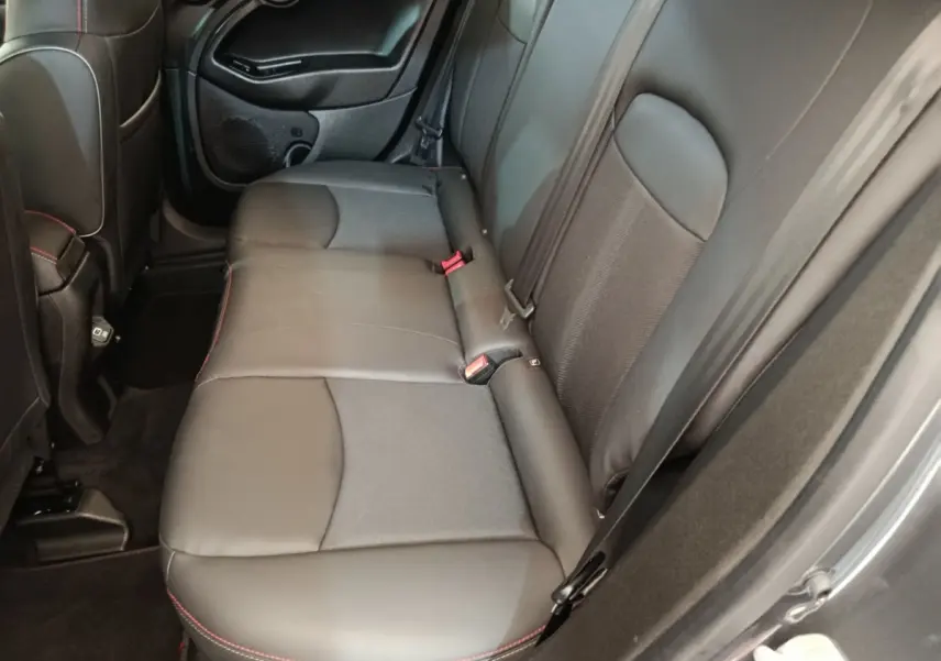 Banquette arrière en cuir noir avec surpiqûres rouges, vue côté droit de l'habitacle d'une FIAT 500X gris foncé.