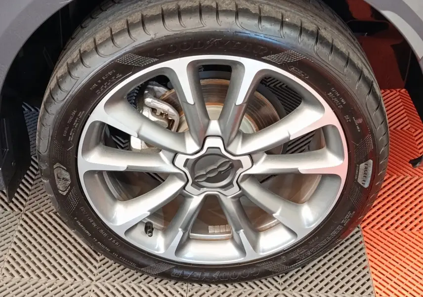 Gros plan sur la roue avant gauche grise du FIAT 500X 2021, mettant en valeur la jante alliage et le pneu Goodyear.