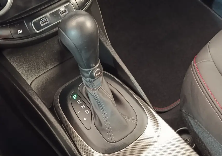 Gros plan sur la commande de boîte automatique noire de la FIAT 500X 2021, avec coutures apparentes et console grise texturée.