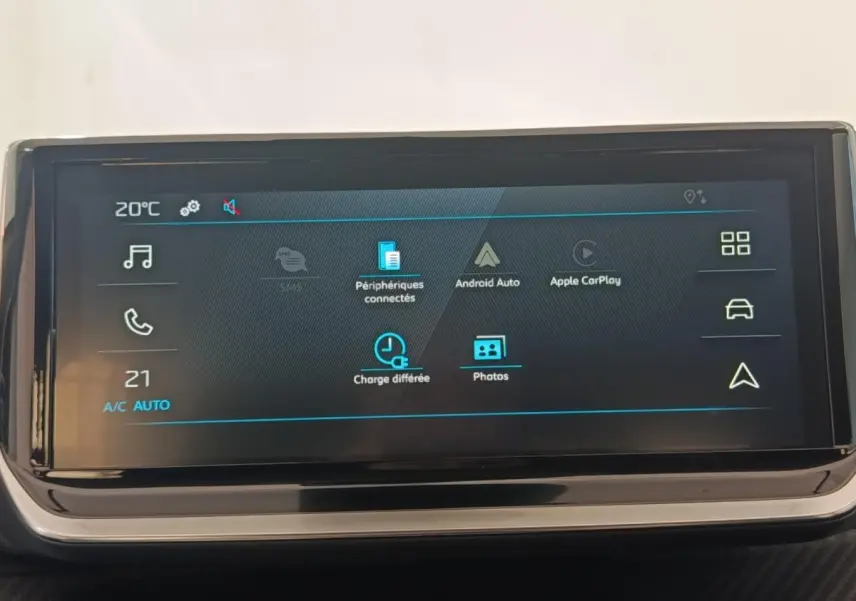 Écran tactile central de la Peugeot 208 électrique 2024 affichant les options Android Auto et Apple CarPlay.