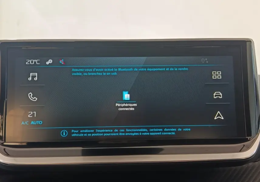 Écran tactile central de la Peugeot 208 électrique 2024 affichant la connexion Bluetooth et la température intérieure.