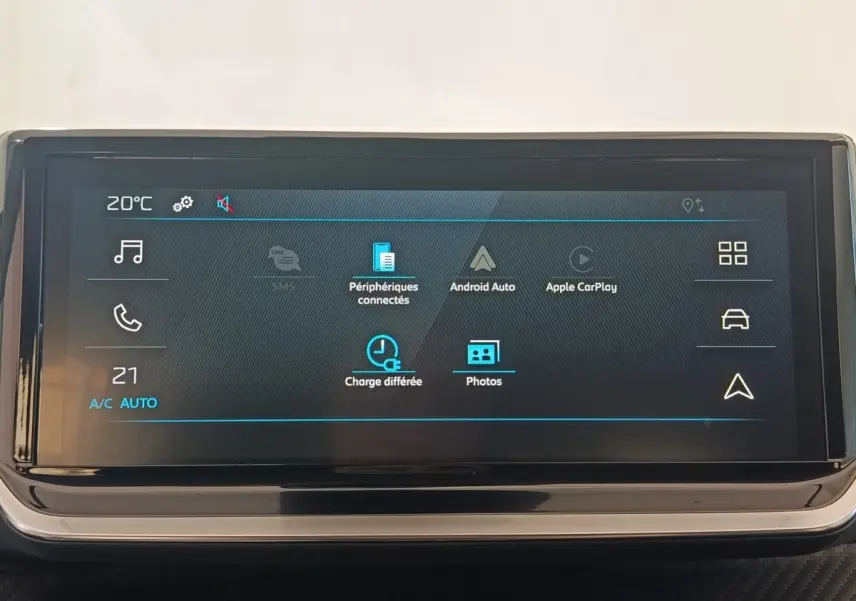 Écran tactile central de la Peugeot 208 électrique 2024 affichant les options Android Auto et Apple CarPlay.