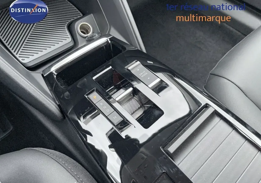 Vue rapprochée de la console centrale noire brillante avec levier de vitesses automatique et bouton Drive Mode sur Citroën C4 gris platinium.