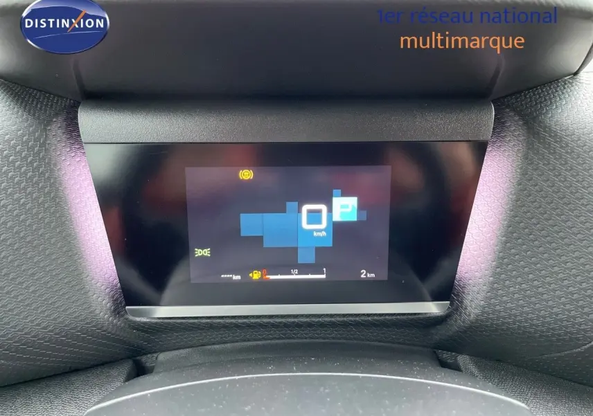 Écran numérique du tableau de bord de la Citroën C4 2024, affichant la vitesse à 0 km/h, entouré de plastique noir texturé.