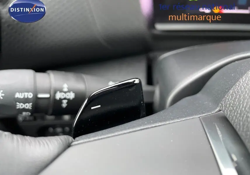 Gros plan sur la palette de changement de vitesses noire côté droit du volant d'une Citroën C4 gris platinium 2024.