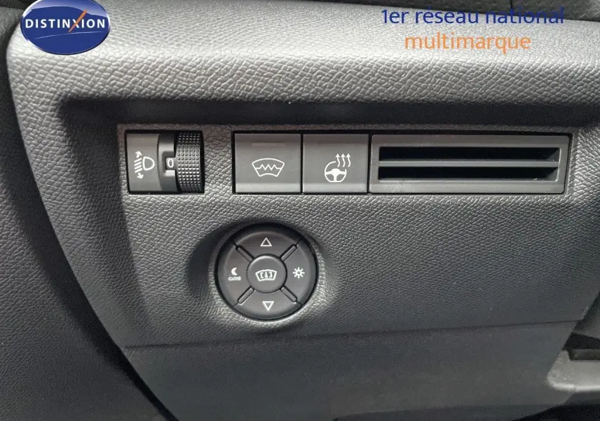 Détail du tableau de bord de la Citroën C4 2024 gris platinium, avec commandes d'éclairage et ventilation.