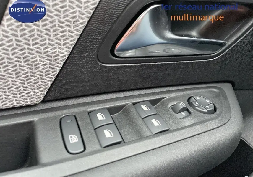 Gros plan sur la commande des vitres et rétroviseurs côté gauche de la porte d'une Citroën C4 gris platinium 2024.