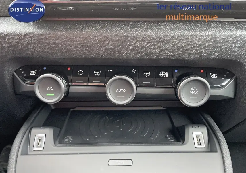 Panneau de commande de climatisation automatique de la Citroën C4 2024 gris platinium, avec boutons et ports USB visibles.