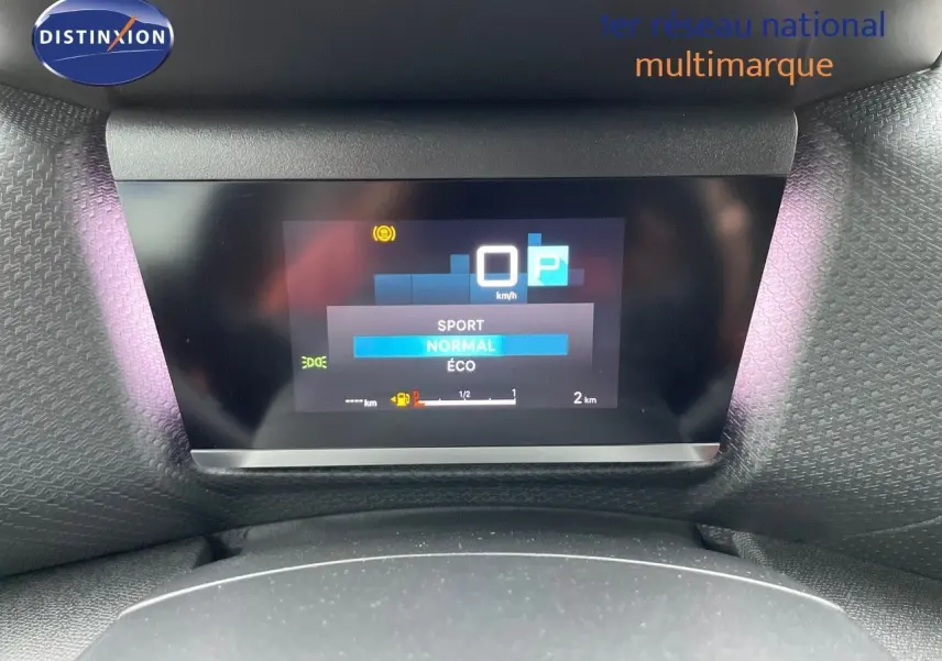 Tableau de bord numérique de la Citroën C4 gris platinium, affichant modes de conduite Sport, Normal et Éco.