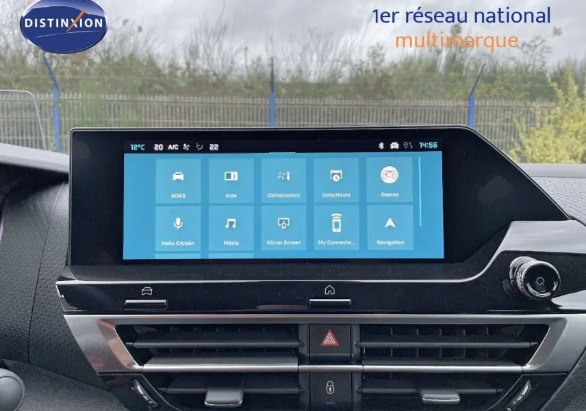 Écran tactile central affichant les options multimédia et climatisation dans le tableau de bord d'une Citroën C4 gris platinium.
