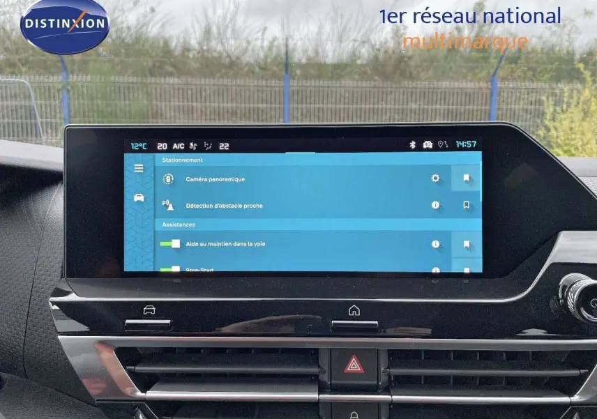Écran tactile central affichant les aides à la conduite dans l'habitacle d'une Citroën C4 2024.