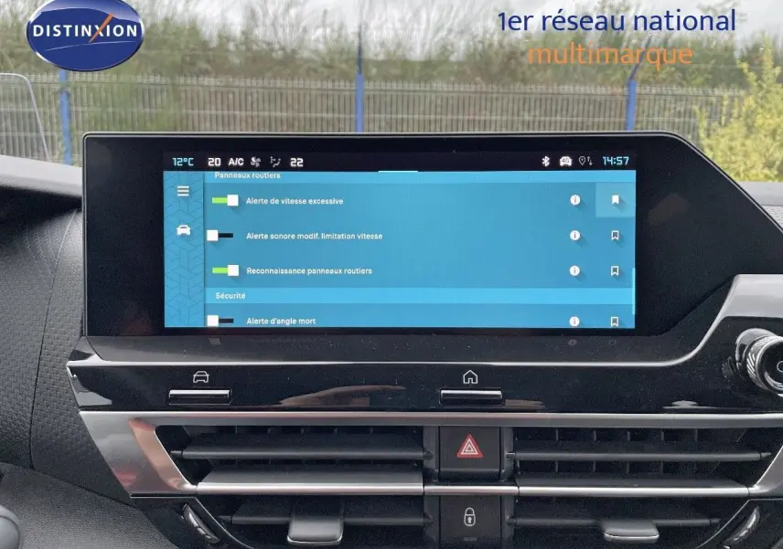 Écran tactile central affichant les réglages de sécurité dans l'habitacle d'une Citroën C4 2024.