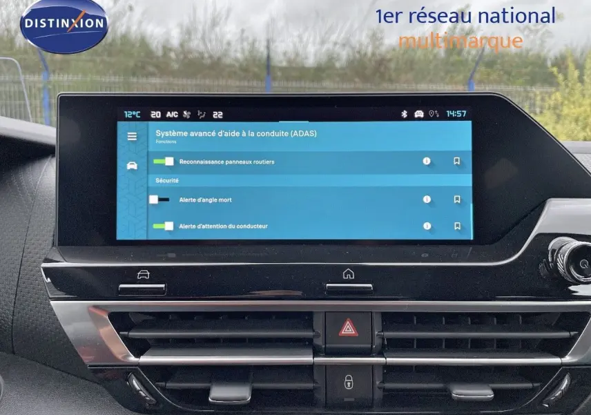 Écran tactile du système d’aide à la conduite dans l’habitacle d’une Citroën C4 gris platinium 2024.