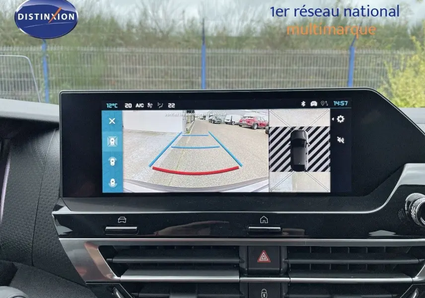 Écran central de la Citroën C4 2024 affichant la caméra de recul avec vue arrière et top-view du véhicule.