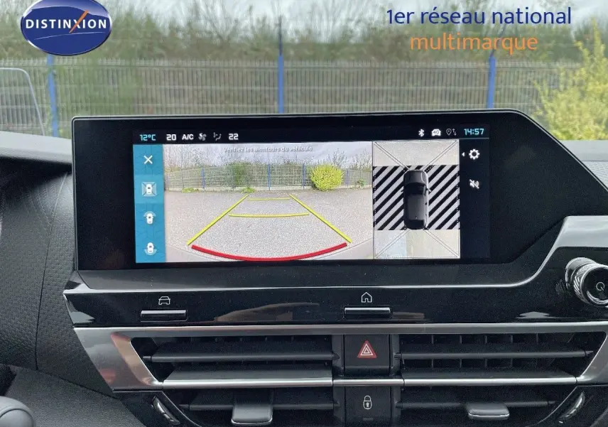 Écran central de la Citroën C4 2024 affichant la caméra de recul avec vue 360°, intérieur noir moderne.
