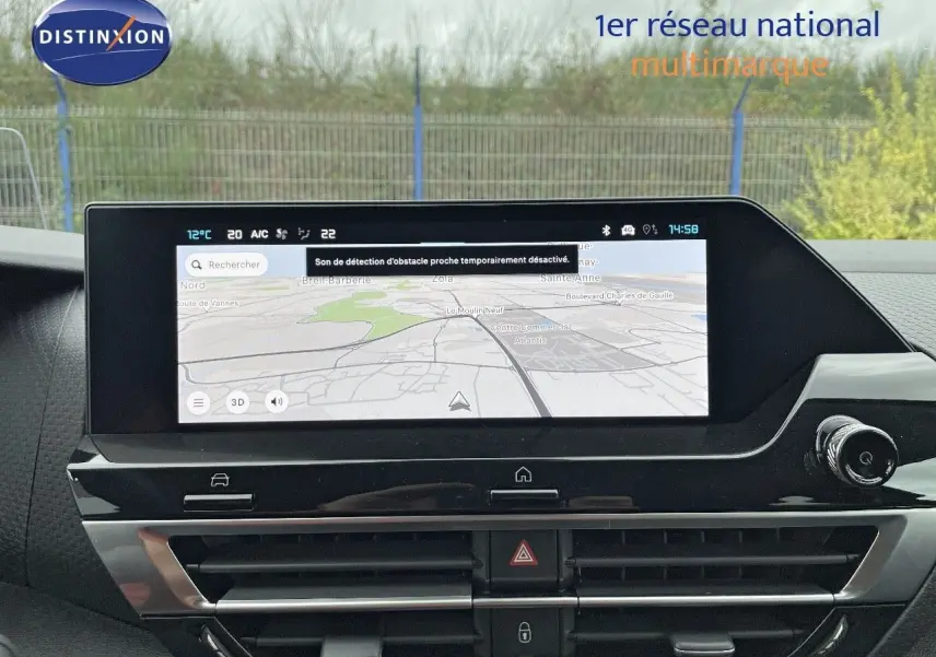 Écran tactile central avec navigation GPS dans l'habitacle d'une Citroën C4 2024, vue frontale intérieure.