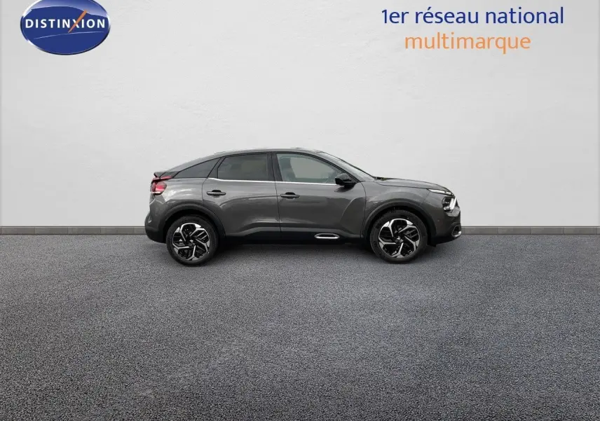 Profil droit d'une Citroën C4 2024 gris platinium métal avec jantes bi-ton et lignes fluides modernes.