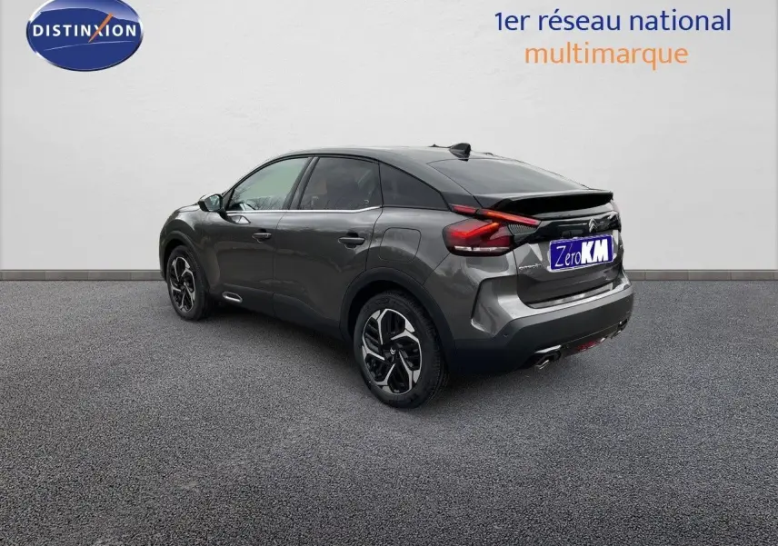 Citroën C4 gris platinium métal vue 3/4 arrière droit, soulignant ses feux LED et jantes biton.