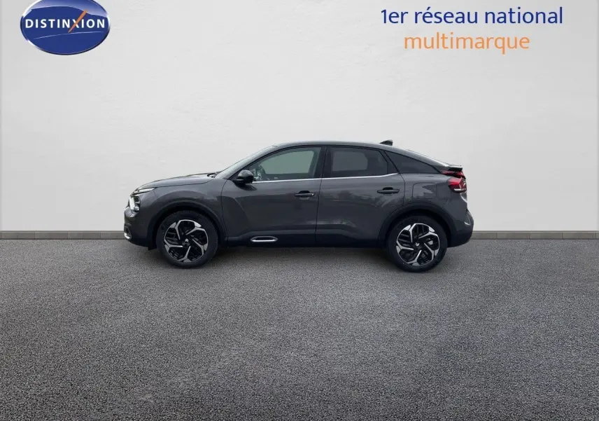 Profil côté gauche d'une Citroën C4 2024 gris platinium métal avec jantes bi-ton et lignes fluides modernes.