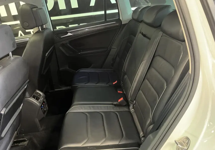 Vue intérieure côté droit des sièges arrière en cuir noir du Volkswagen Tiguan blanc de 2017.