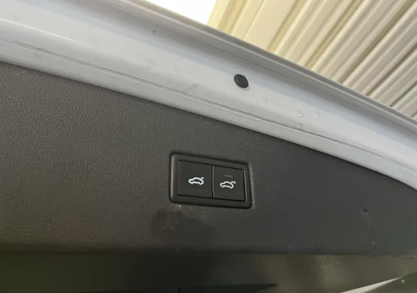 Boutons d'ouverture et de fermeture électrique du coffre sur le hayon blanc d'un Volkswagen Tiguan 2017.