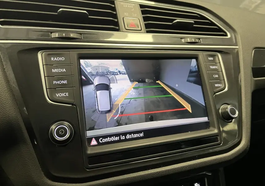 Écran multimédia intérieur du Volkswagen Tiguan 2017 montrant la caméra de recul avec guidage coloré.
