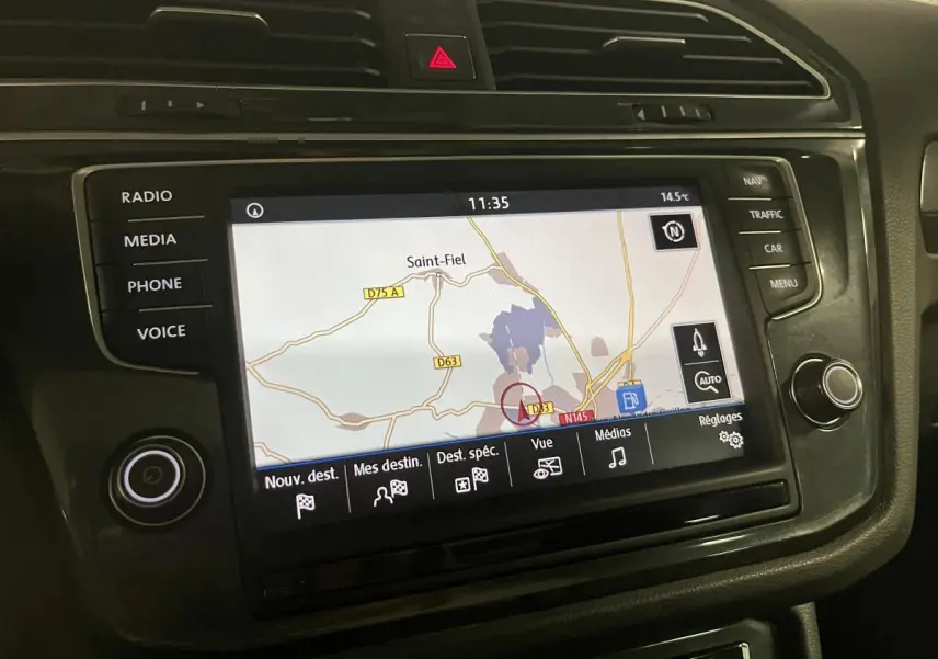 Écran tactile du système de navigation du Volkswagen Tiguan 2017 affichant une carte routière.