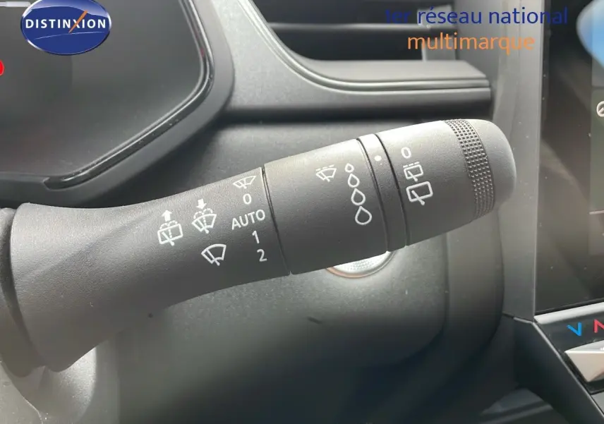 Gros plan sur la commande des essuie-glaces dans l'habitacle du Renault Captur gris cassiopée métal toit noir.