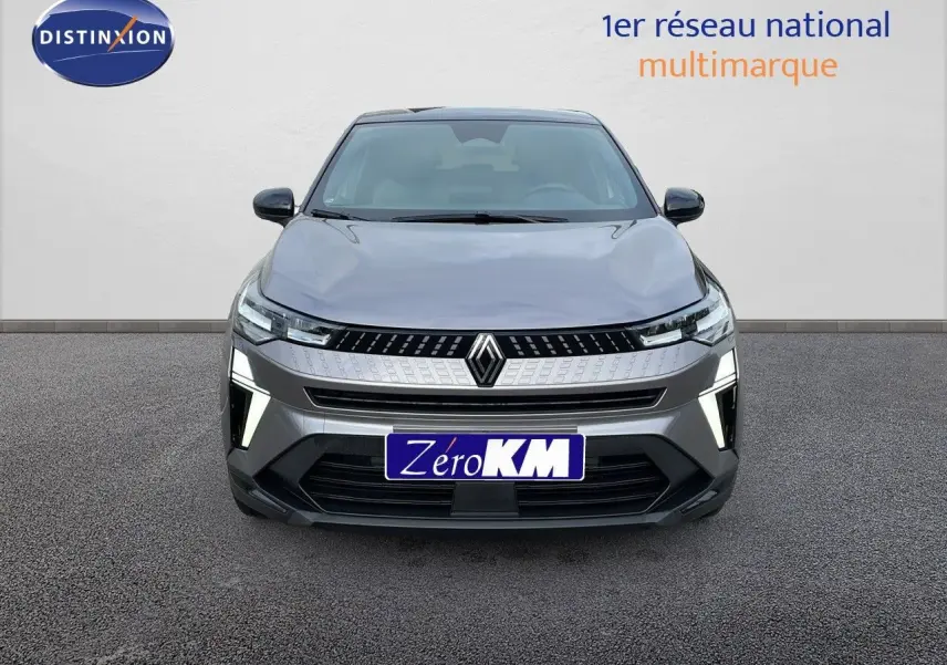 Vue frontale du Renault Captur E-Tech hybride gris cassiopée avec toit noir, mettant en valeur sa calandre moderne et ses feux LED distinctifs.