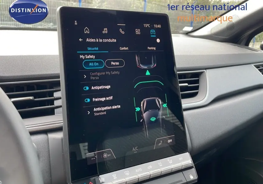 Intérieur du Renault Captur E-Tech 2025, vue sur l'écran tactile central affichant les aides à la conduite.