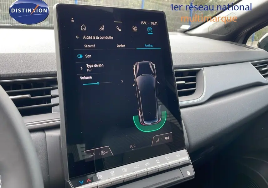 Vue intérieure du tableau de bord du Renault Captur 2025, écran tactile affichant l'aide au stationnement.