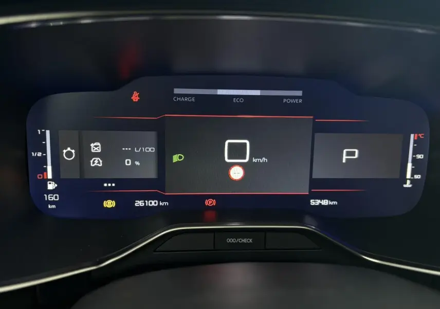 Vue rapprochée du combiné numérique 12,3" du Citroën C5 Aircross Hybrid 2024 affichant la vitesse et les alertes.