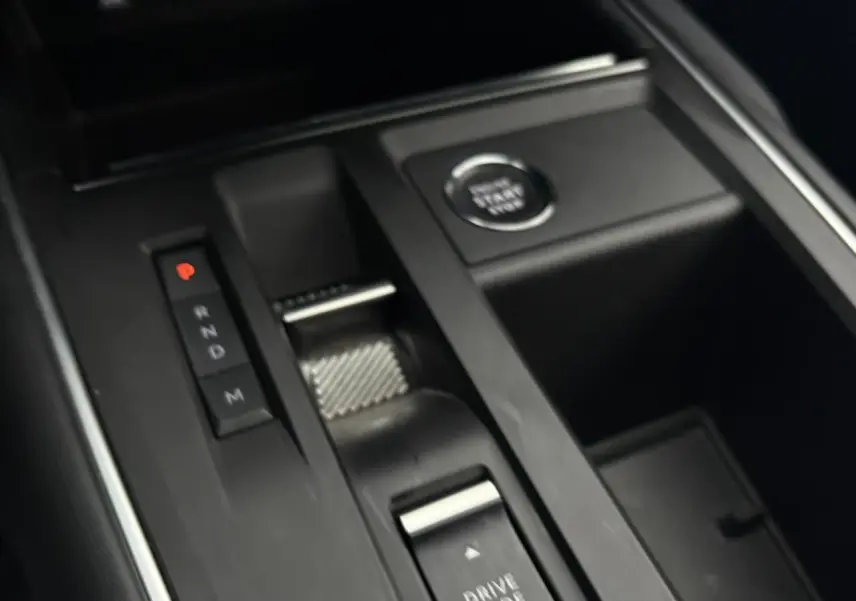 Gros plan sur la console centrale noire du Citroën C5 Aircross Hybrid avec sélecteur de vitesse et bouton start/stop.