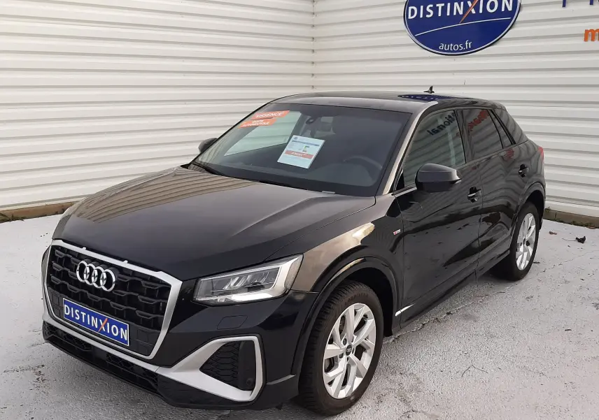 Audi Q2 noir mito metal vue 3/4 avant droit, avec calandre S-Line et jantes alliage 17 pouces visibles.