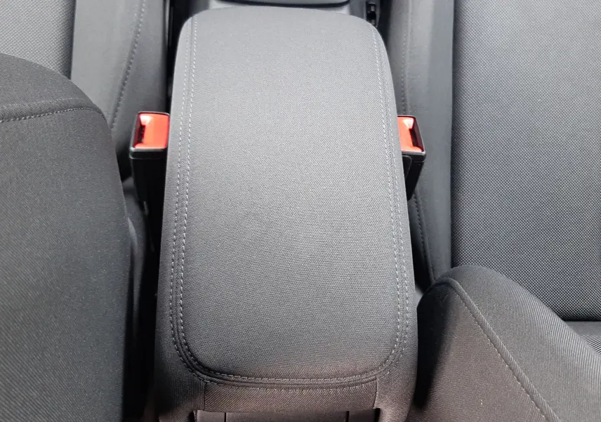 Accoudoir central en tissu gris noir de l'Audi Q2 35 TFSI S-Line essence 2023, vue de dessus entre les sièges avant.