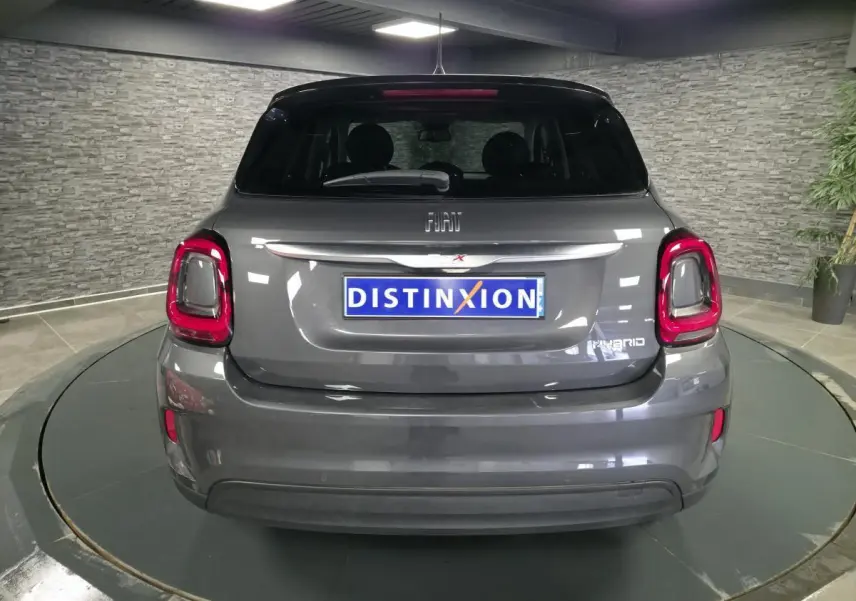 Vue arrière d'une Fiat 500X hybride gris avec feux arrière LED et logo Hybrid visible sur le hayon.