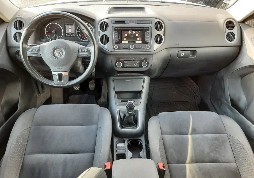 Intérieur du Volkswagen Tiguan 2.0 TDI 110 Sportline 2012, vue frontale du tableau de bord et volant avec boîte manuelle.