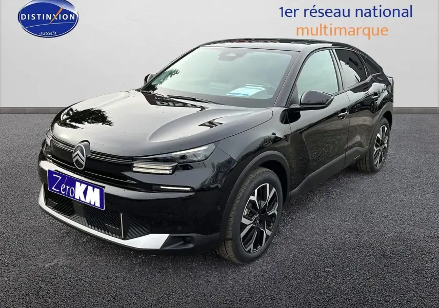Citroën C4 noir métal vue 3/4 avant droit avec jantes alliage et coques de rétroviseurs noires brillantes.