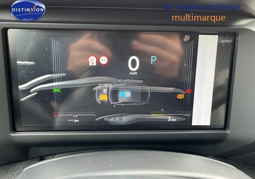Combiné numérique couleur de la Citroën C4 hybride 2025 affichant vitesse à 0 km/h et indicateurs de sécurité.