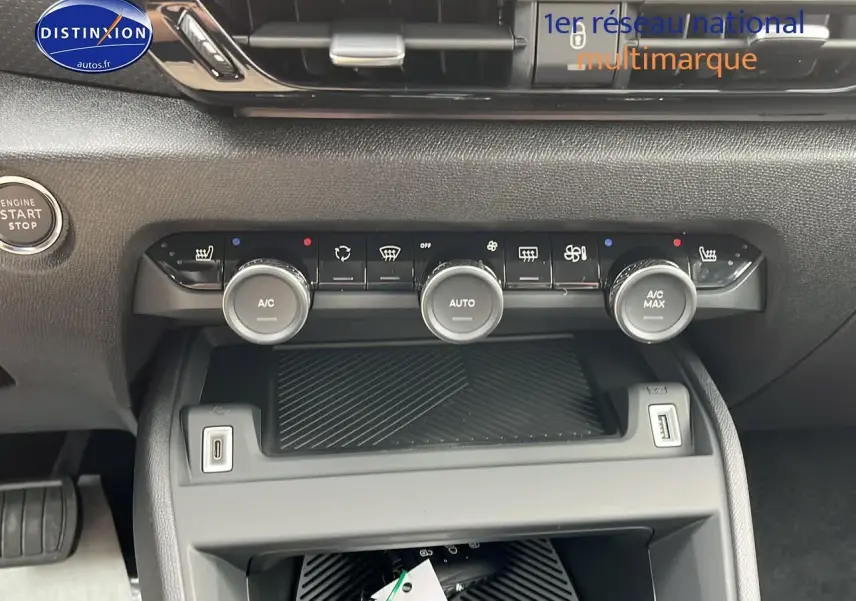 Détail de la console centrale noire du Citroën C4 2025, avec commandes climatisation et bouton start/stop visibles.