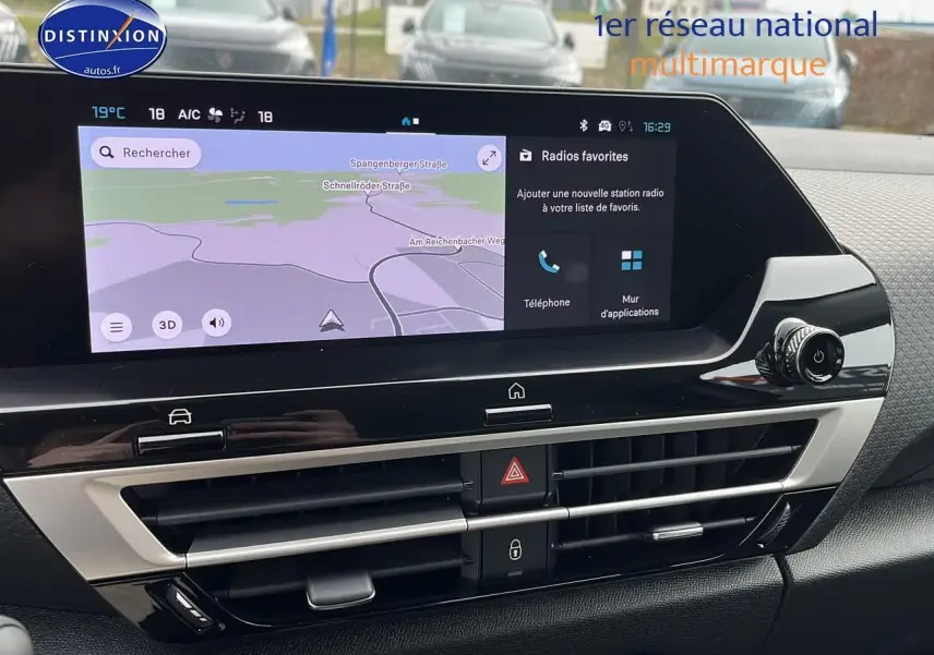 Tableau de bord de Citroën C4 2025 noir métal avec écran tactile 10 pouces et navigation affichée.