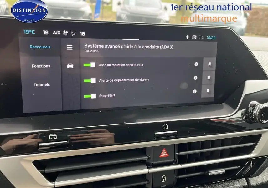 Écran tactile central affichant les aides à la conduite dans l'habitacle moderne d'une Citroën C4 noir métal 2025.